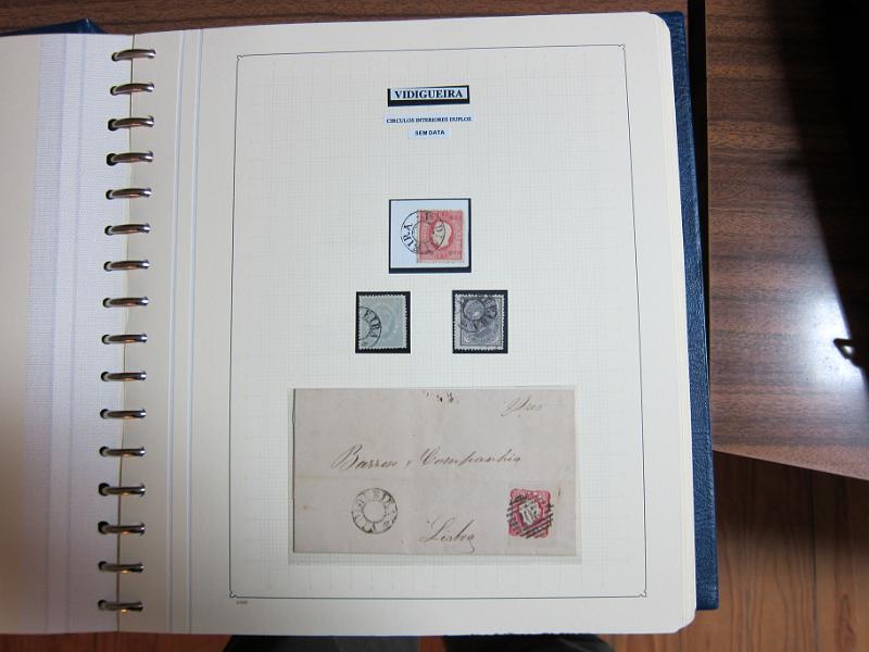 0019 (208).JPG -     Lote:    19      Marcofilia      Lotes Especiais       Descrição:         Portugal. Colecção especializada de carimbos de duplo círculo, tipo 1852, montada em 4 álbuns Lindner, com selos de diversas emissões e cartas, com estudo minucioso de cada marca. Lote a ver.         Lote       Valor Base:     &euro; 2.500,00     Valor Venda:     Retirado     